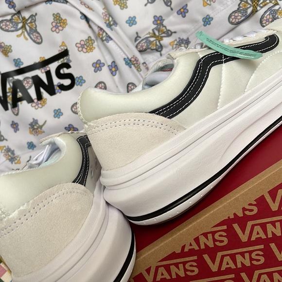 Vans WMNS Old Skool Over
White
VN0A7Q5EWHT
Platforms Sneakers - Picture 15 of 16